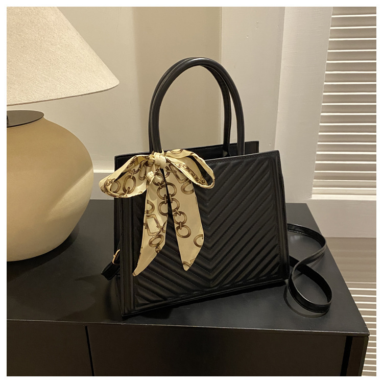 Korean style fashionable and simple women's bag, high-quality winter new style niche design handbag, large capacity crossbody bag details Picture
