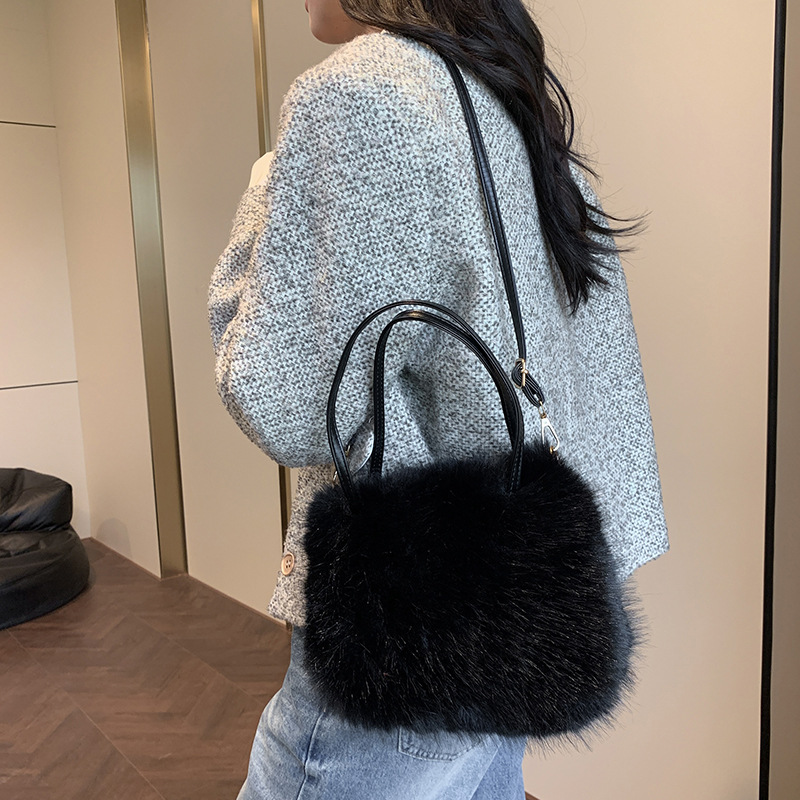 A new 2024 trendy, fashionable and stylish plush bag for women, a Korean style niche, trendy and versatile single-shoulder bag Application Scenario