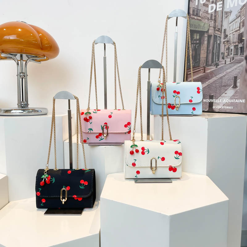 Fashionable and high-quality single-shoulder bag for women, Spring 2025 new style niche crossbody bag, stylish and versatile small square bag Application Scenario