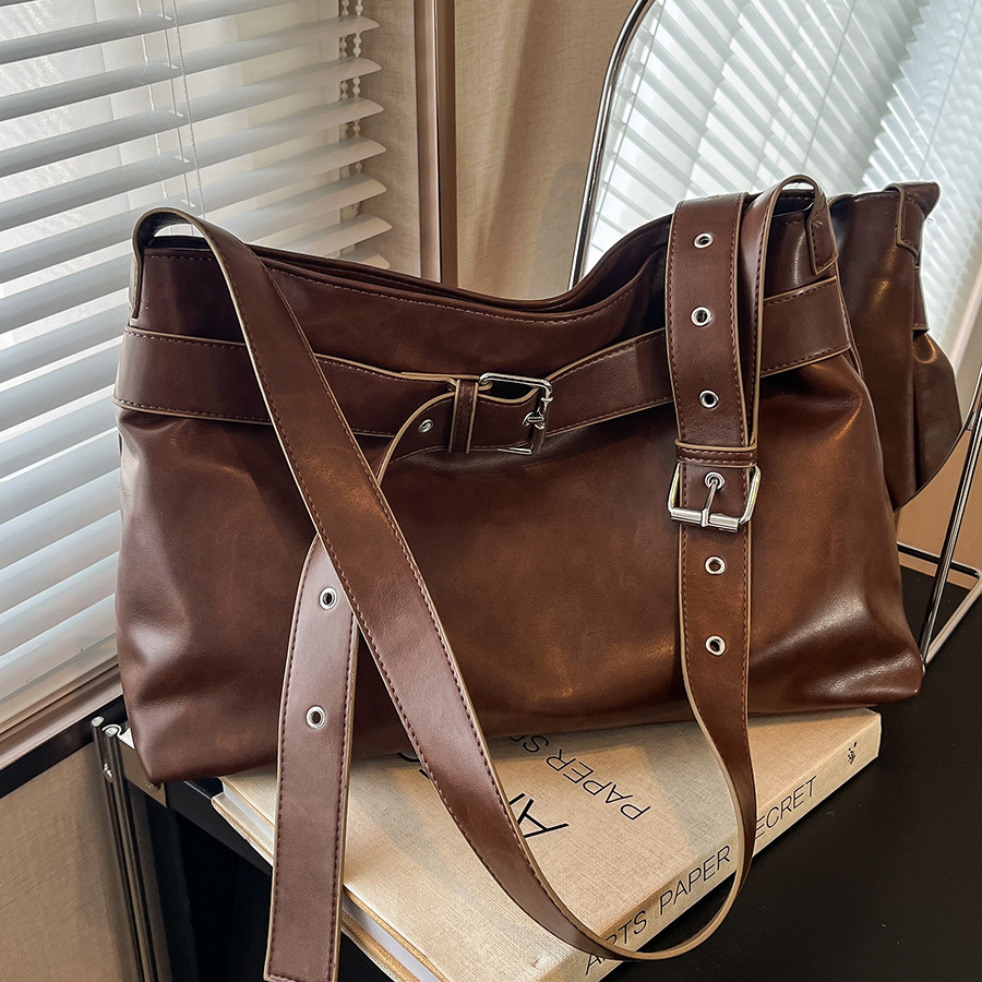 High-end retro trendy women's 2024 new model Maillard single-shoulder bag, large-capacity commuter crossbody bucket bag full figure