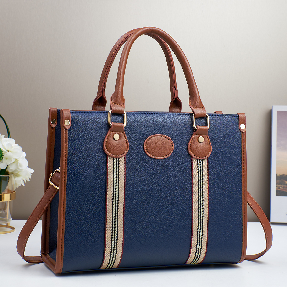 The new summer 2024 handbag, a fashionable women's bag, a middle-aged lady's bag, a crossbody bag, and a grand middle-aged mother's bag details Picture