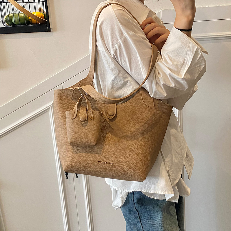 The 2025 new niche design hand-held large-capacity tote bag is a fashionable and versatile commuter single-shoulder underarm bag for women details Picture