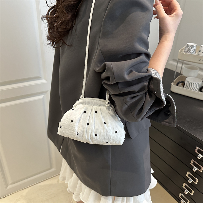 Casual and simple 2025 Spring New Style, niche design, fashionable and trendy bucket bag, women's large-capacity single-shoulder lapel bag details Picture