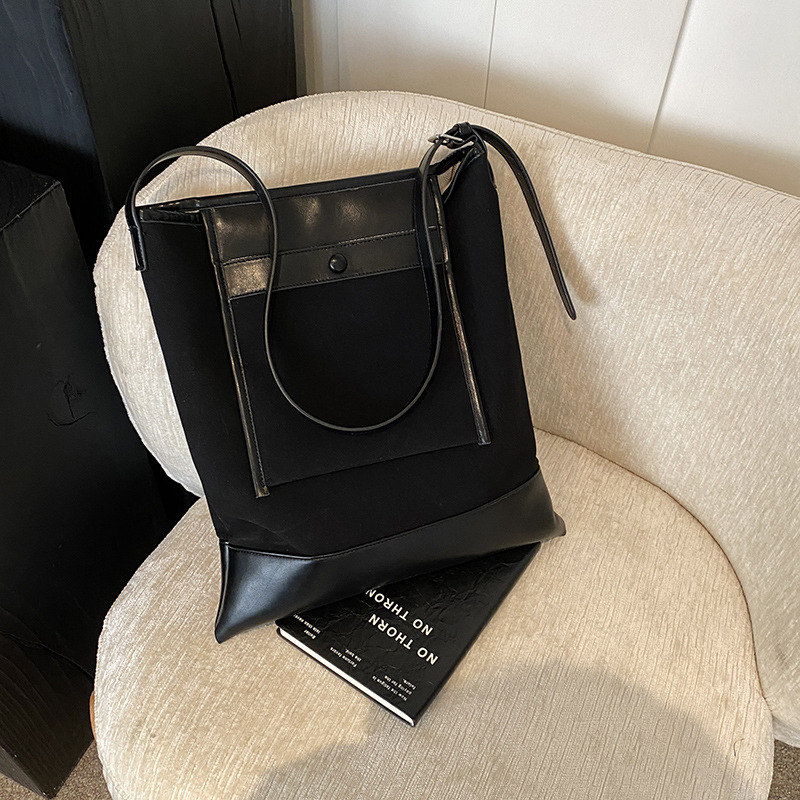 French retro matte tote bag for women 2024 new model, large-capacity single-shoulder crossbody bag, commuter bag, versatile women's bag Application Scenario