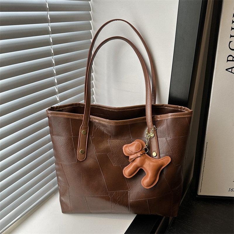 This year's popular high-quality single-shoulder tote bag for women is a retro, fashionable and stylish 2025 model with a simple and large capacity full figure