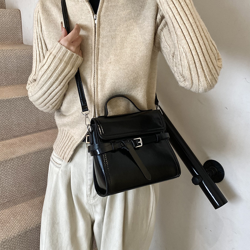 A new 2024 trendy and versatile women's handbag with a Kelly strap, a small square crossbody bag with a belt and strap Specification drawing
