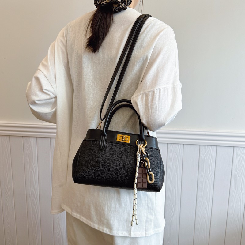 This is a new high-end, casual and versatile single-shoulder crossbody bag for women in 2025, featuring a niche and simple Korean style details Picture
