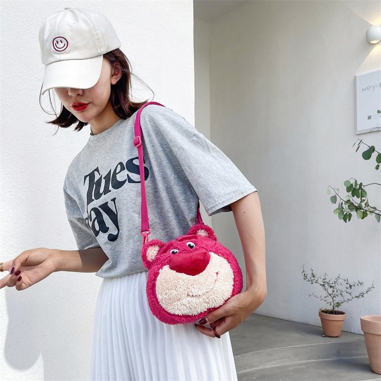 The 2023 new children's bag, a popular and trendy item, is a cute strawberry bear plush single-shoulder bag for girls, boys and babies going out Specification drawing