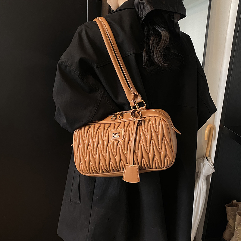 Retro bag for women, large capacity 2024 new style, casual and versatile single-shoulder armpit bag, Korean-style fashionable pleated pillow bag Application Scenario