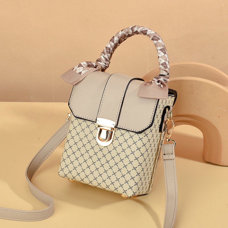Popular mobile phone bag, fashionable women's bag 2022 new single-shoulder small bag, women's trendy crossbody bag 2023 Square women's bag Application Scenario