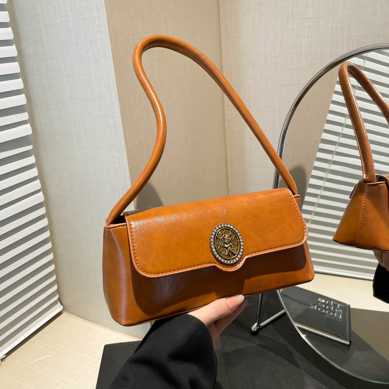 French retro underarm bag for women 2025 new style simple commuting handbag, fashionable shoulder bag, casual baguette bag full figure
