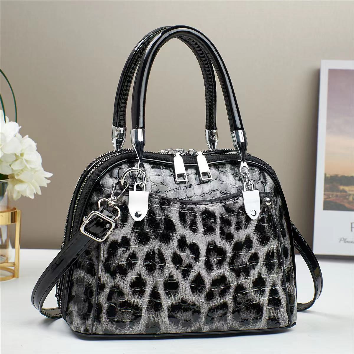 The new retro leopard print handbag is a unique and versatile cross-border, elegant and trendy single-shoulder crossbody bag with a stylish and fashionable texture. It is also a princess bag full figure
