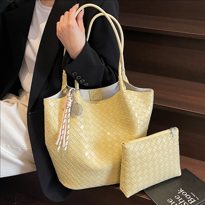 Cross-border niche woven pattern hand-held bucket bag for women 2025 New large-capacity commuting single-shoulder underarm bag full figure