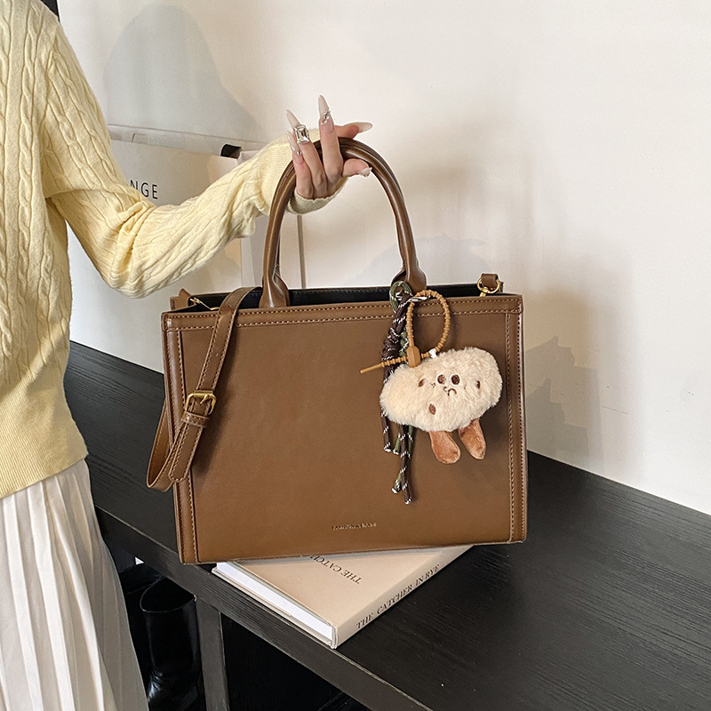 Trendy and fashionable women's 2024 new large-capacity versatile tote bag, retro commuter crossbody bag details Picture
