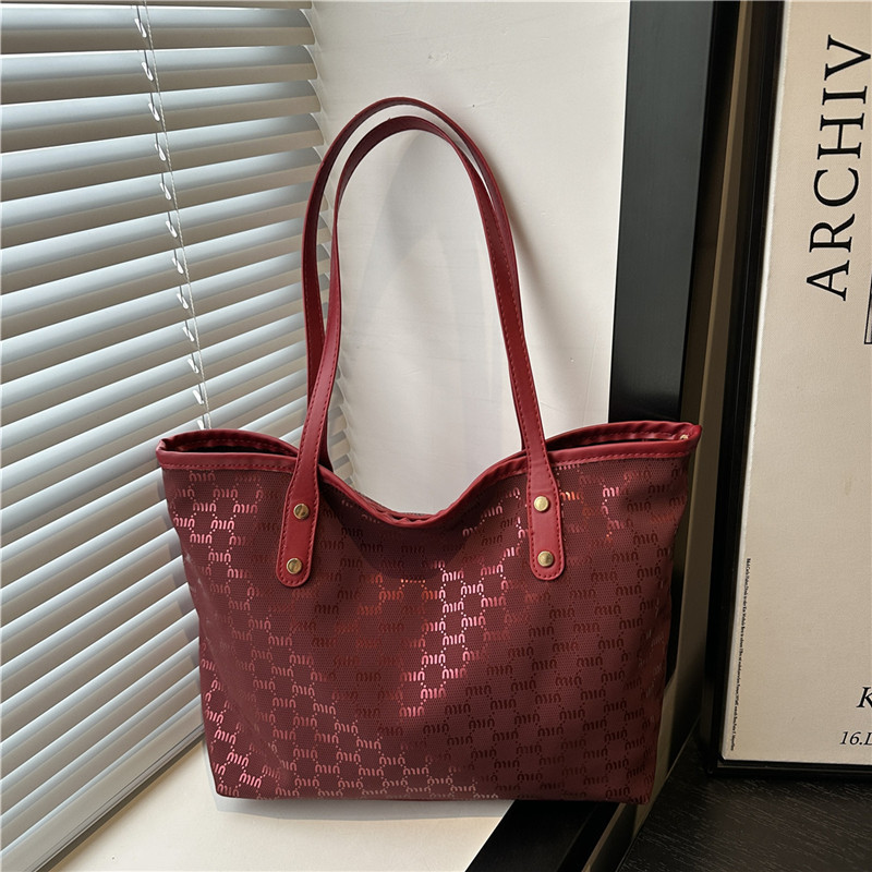 The textured Tote bag is a new model for women in 2025. It is a versatile and fashionable hand-held commuter bag for going out. It has a large capacity single-shoulder bag full figure