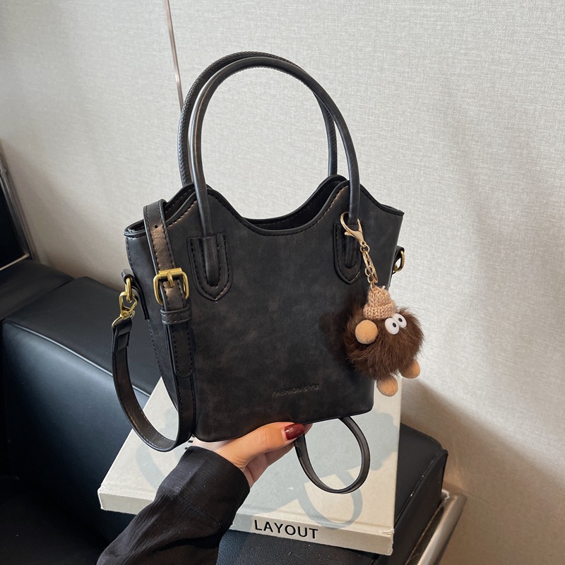 A high-end retro small bag for women, a new 2024 trendy and versatile crossbody bag, a fashionable and casual hand-held bucket bag under the armpits details Picture