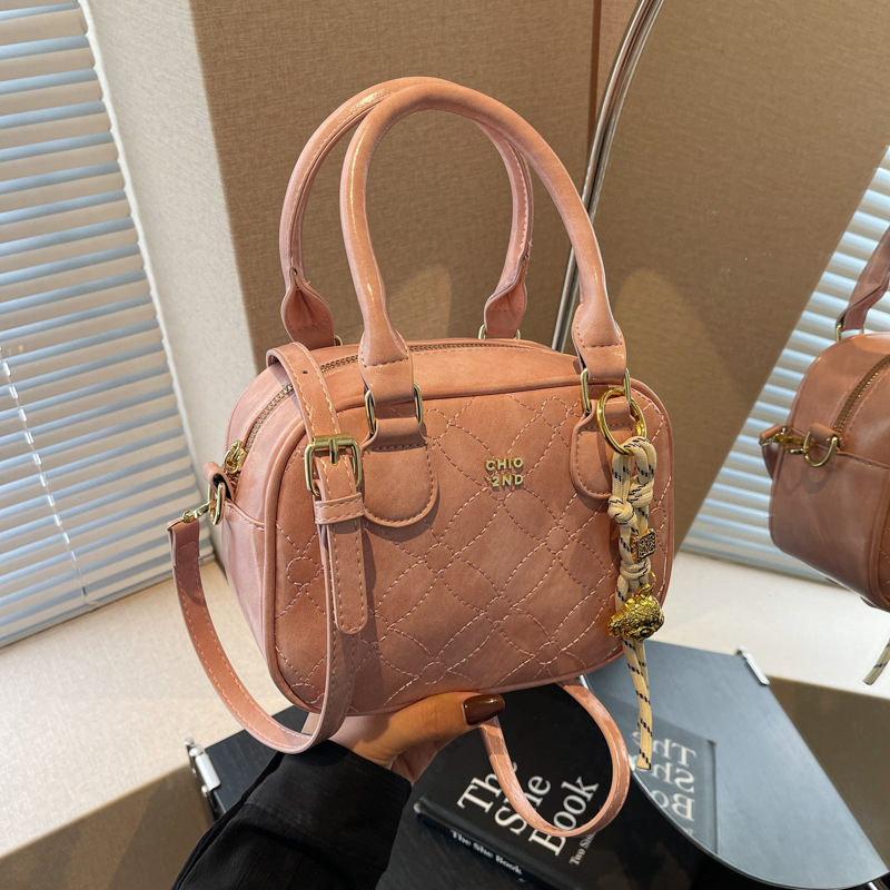 High-end texture simple commuting handbag, fashionable retro simple crossbody bag, 2025 new style casual bowling bag details Picture