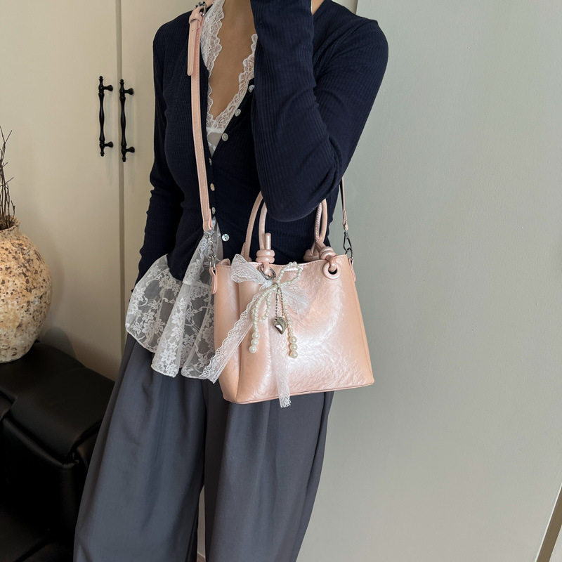 Cross-border high-end retro simple hand-held bucket bag for women 2025 new style versatile casual commuting single-shoulder crossbody bag Application Scenario