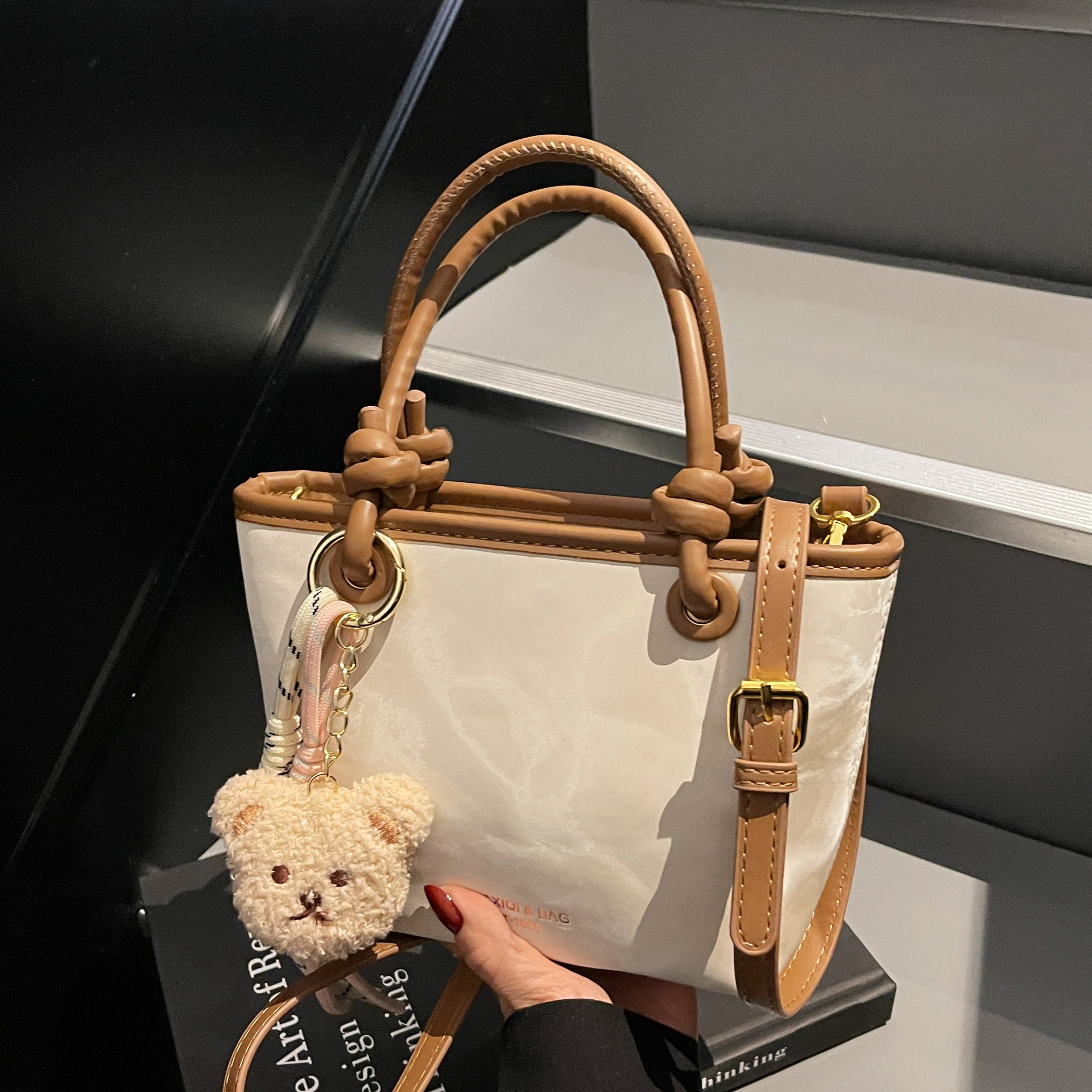 High-end retro underarm small bag for women, 2025 new trendy spring and summer versatile crossbody bag, color-blocking hand-held bucket bag full figure