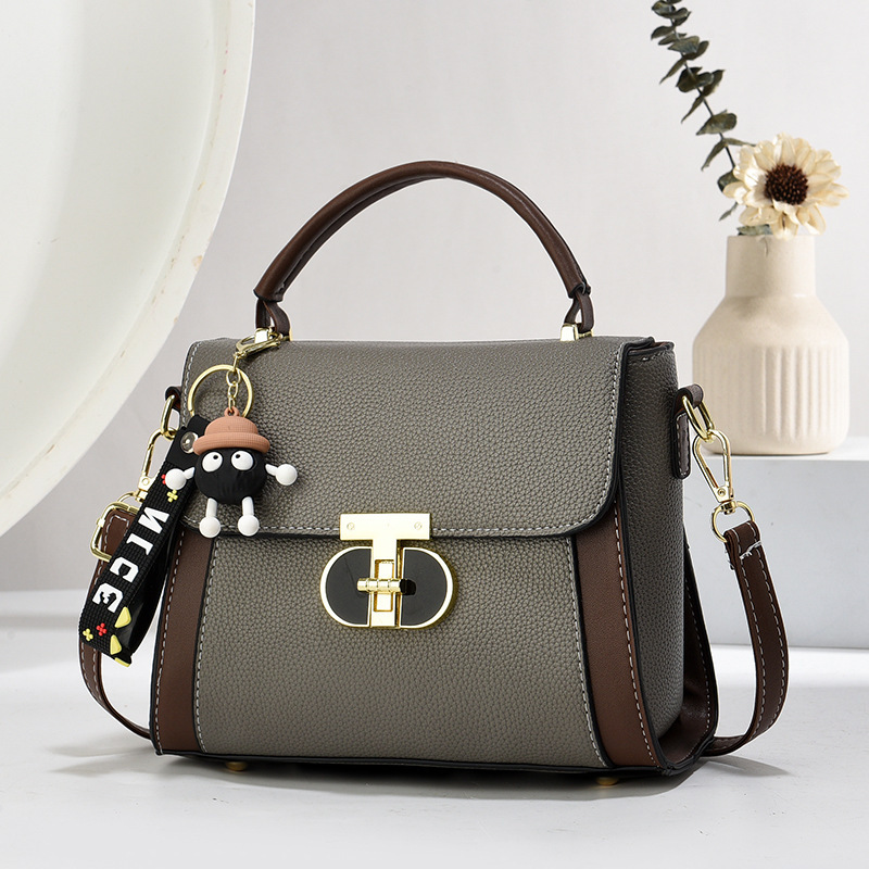 The 2024 new Korean version of the "Little Bag" for women, with a unique color contrast, is a popular hand-held small bag with a large capacity and a single-shoulder crossbody small square bag details Picture