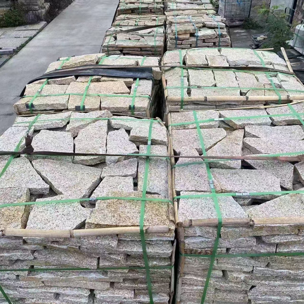 Wholesale of natural crushed stone spliced old stone slabs for courtyards, old steps, rough stone strips, antique surfaces, and old stone slabs for grinding discs full figure