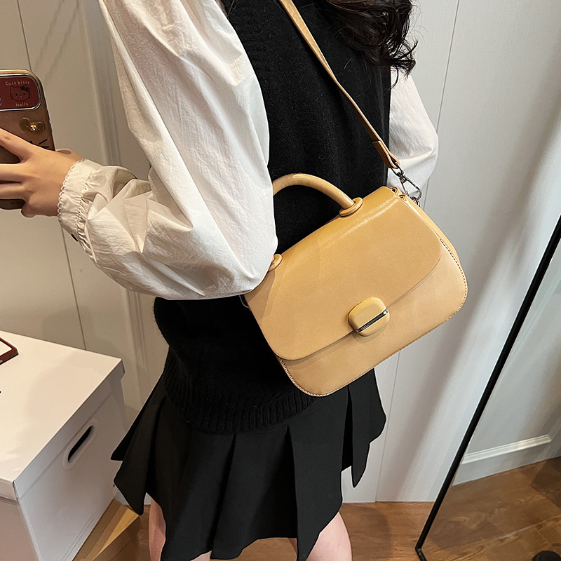 A new women's 2025 trendy, fashionable and high-end single-shoulder bag for commuting and a small square crossbody bag Application Scenario