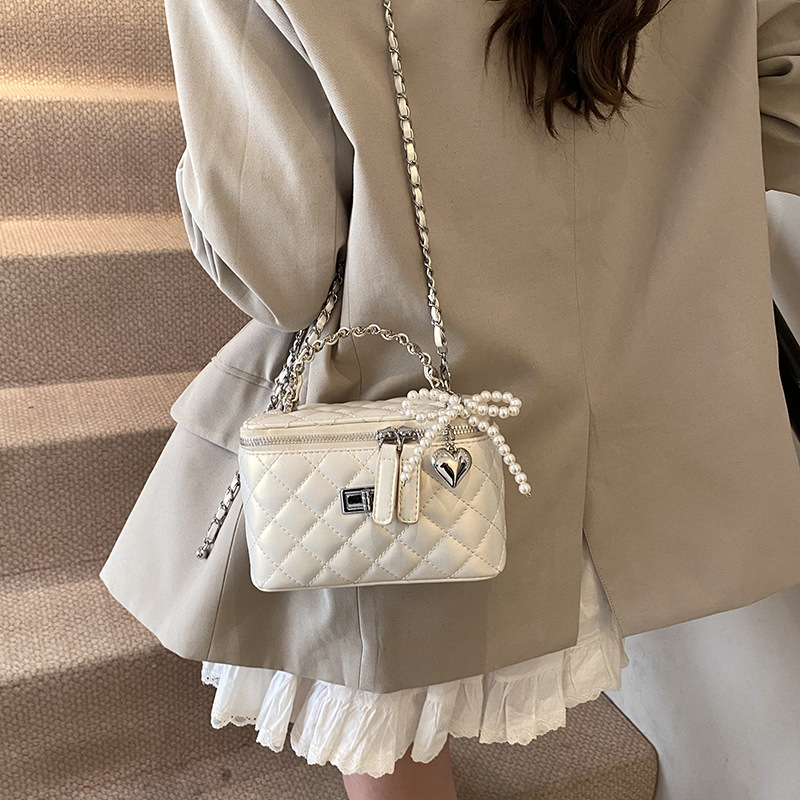 A high-end, stylish, diamond-shaped chain hand-held box bag for women, a new and fashionable cosmetic bag, a single-shoulder crossbody bag Application Scenario