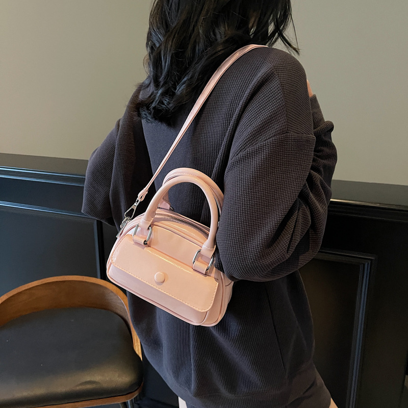 High-end and niche handbag for women, 2025 new Korean style, fashionable and simple single-shoulder bag, cool solid color crossbody bag details Picture