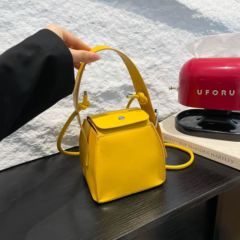 A high-end, niche hand-held square box bag for women's Spring/Summer 2025 new style, trendy, versatile and personalized design, single-shoulder crossbody bag full figure