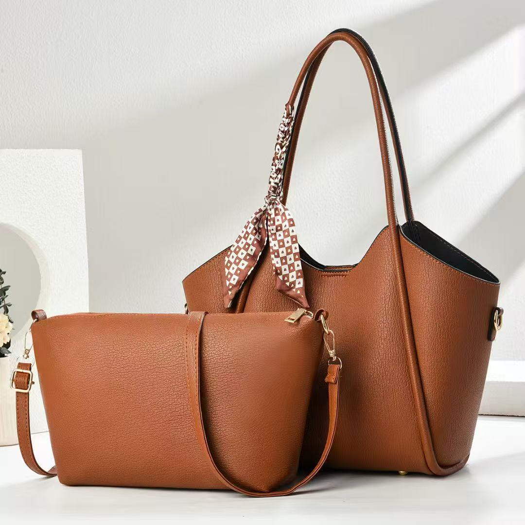 This season's women's bag features a simple and casual texture, a large-capacity single-shoulder underarm tote bag for commuting to work Application Scenario