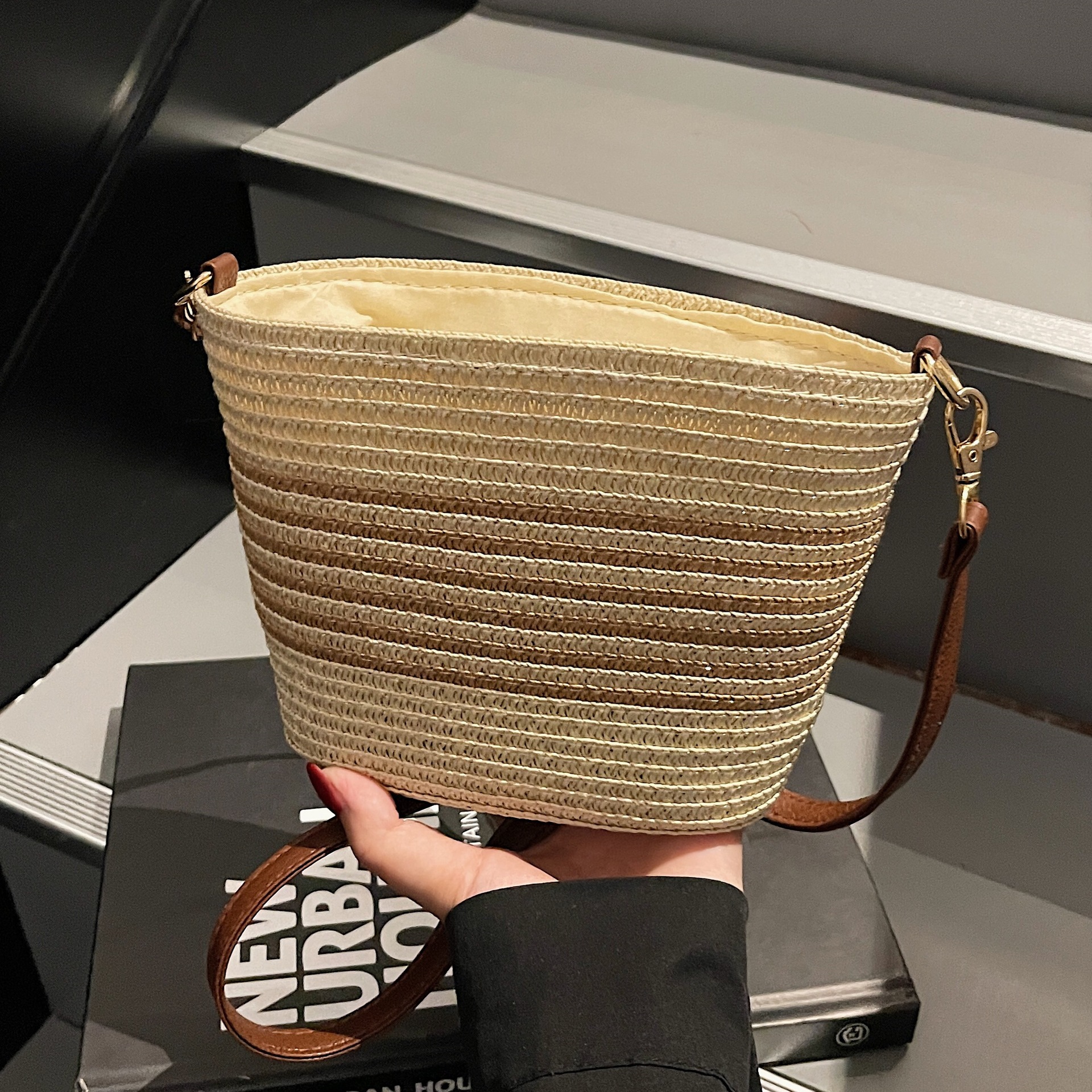 Woven straw bag for women 2025 New trendy and niche design crossbody bucket bag Versatile beach bag full figure