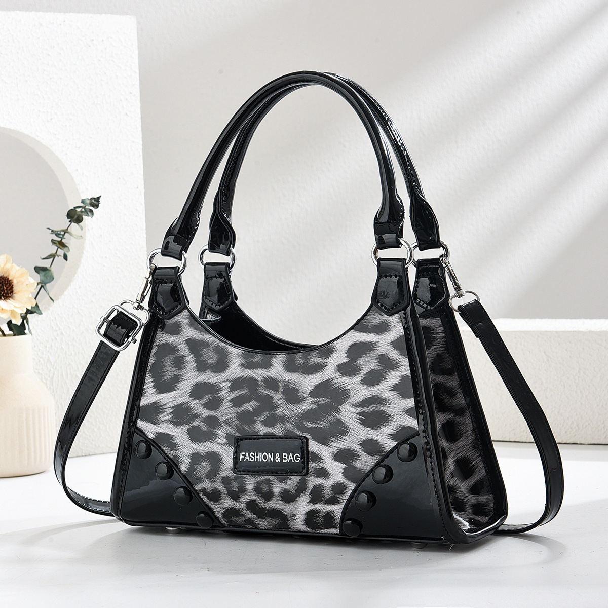 This year, the trend is to introduce new, fresh and fashionable small bags for women. These are leopard print crossbody, underarm bags, and hand-held shoulder bags Application Scenario