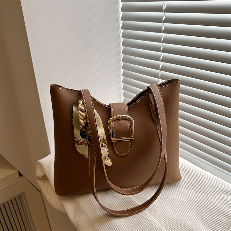"Bag Women 2025: A new niche design for women's bags, a summer retro underarm bag with a high-quality commuting single-shoulder handbag. full figure