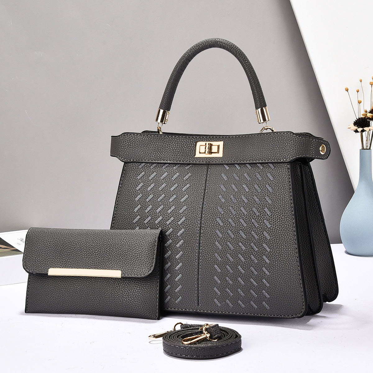 The new handbag for foreign trade features a niche design and a simple Korean-style crossbody bag. It is trendy, casual and versatile. The single-shoulder bag is fashionable Specification drawing