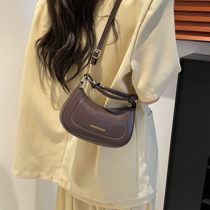 This is a new summer 2025 fashionable, stylish, versatile, high-end, and trendy solid-color bag for women Specification drawing