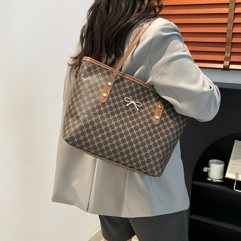 New simple and fashionable large-capacity backpack, trendy and versatile tote bag, ladies' stylish commuting large-capacity single-shoulder bag details Picture