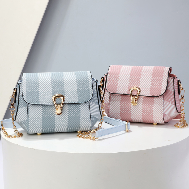One-piece consignment 2023 new women's bag, single-shoulder crossbody bag, color-matched chain small square bag, trendy and fashionable for women Application Scenario