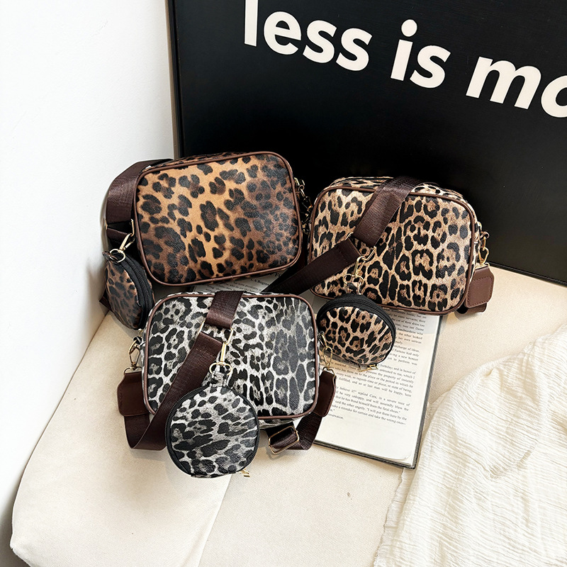 New leopard print makeup handbag, large-capacity multi-functional single-shoulder bag, 2024 autumn and winter commuting crossbody bag Application Scenario
