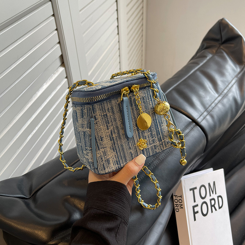 A high-end, versatile, trendy, casual and fashionable bucket bag for women, a new 2024 stylish denim striped blue crossbody bag full figure