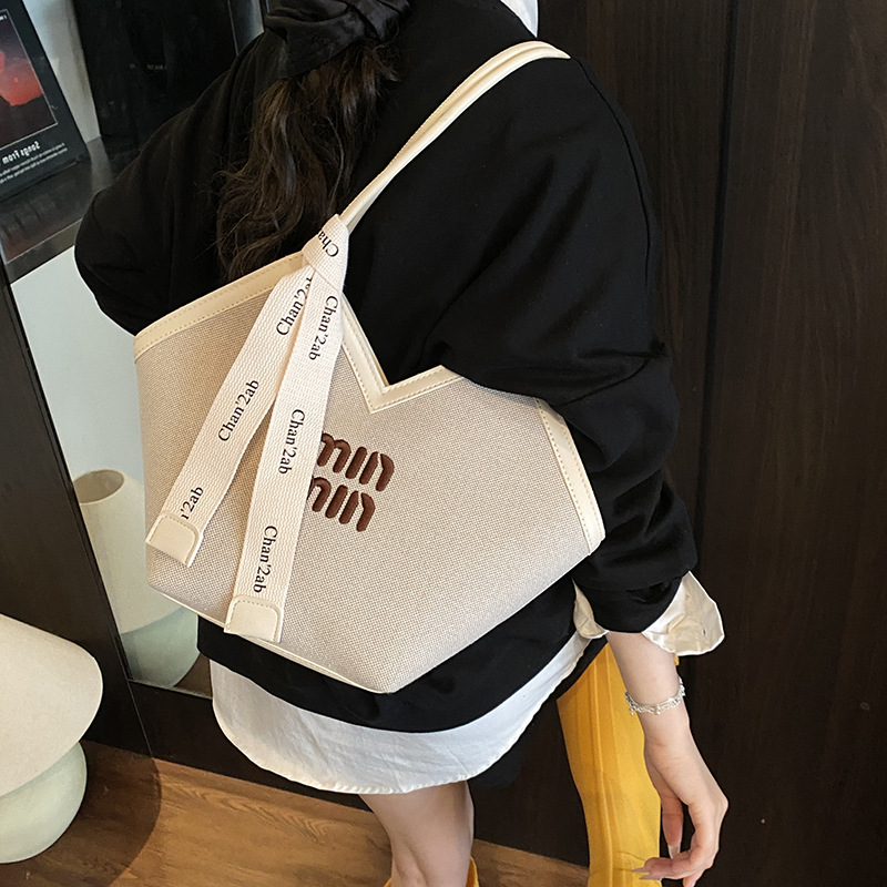 Large-capacity tote bag for women, new summer 2025, trendy and versatile single-shoulder bag, casual for classes and commuting, underarm bag Application Scenario