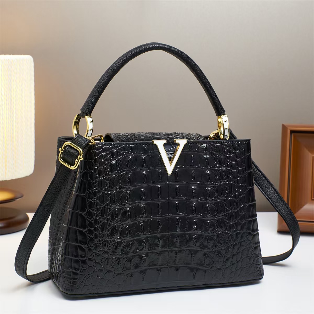 Cross-border foreign trade 2025 Best-selling crocodile pattern V-shaped handbag, large-capacity tote bag, light luxury and high-end single-shoulder bag Specification drawing