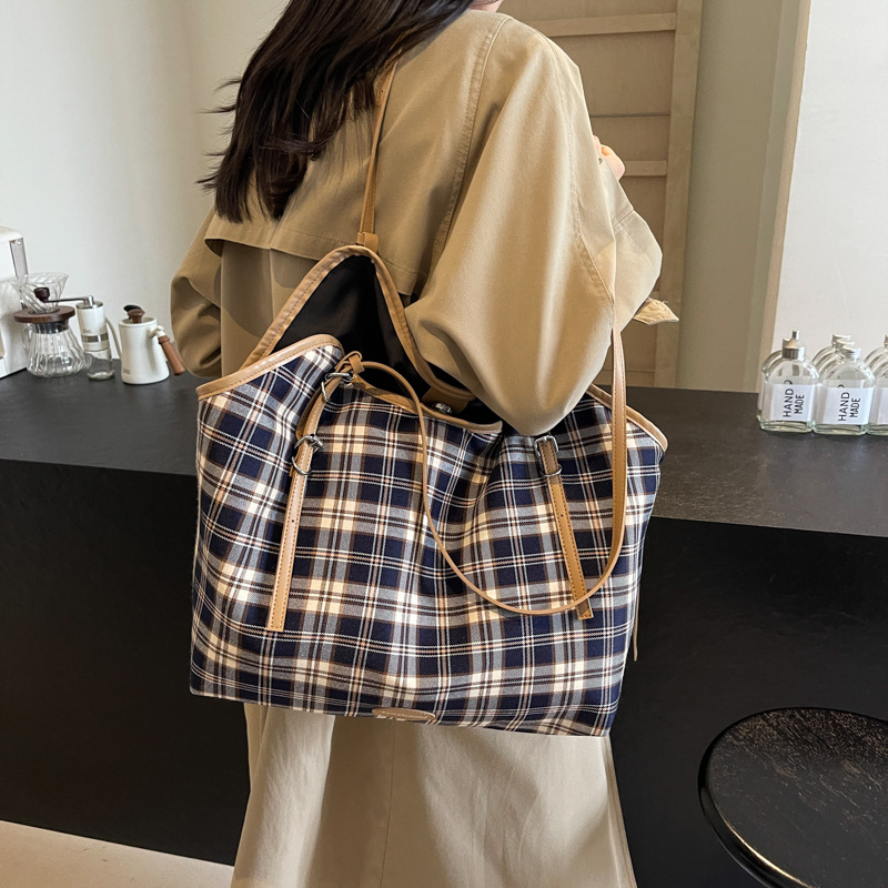 Korean style trendy and fashionable retro checkered canvas tote bag for women 2024 new versatile, casual and lightweight single-shoulder large bag Application Scenario