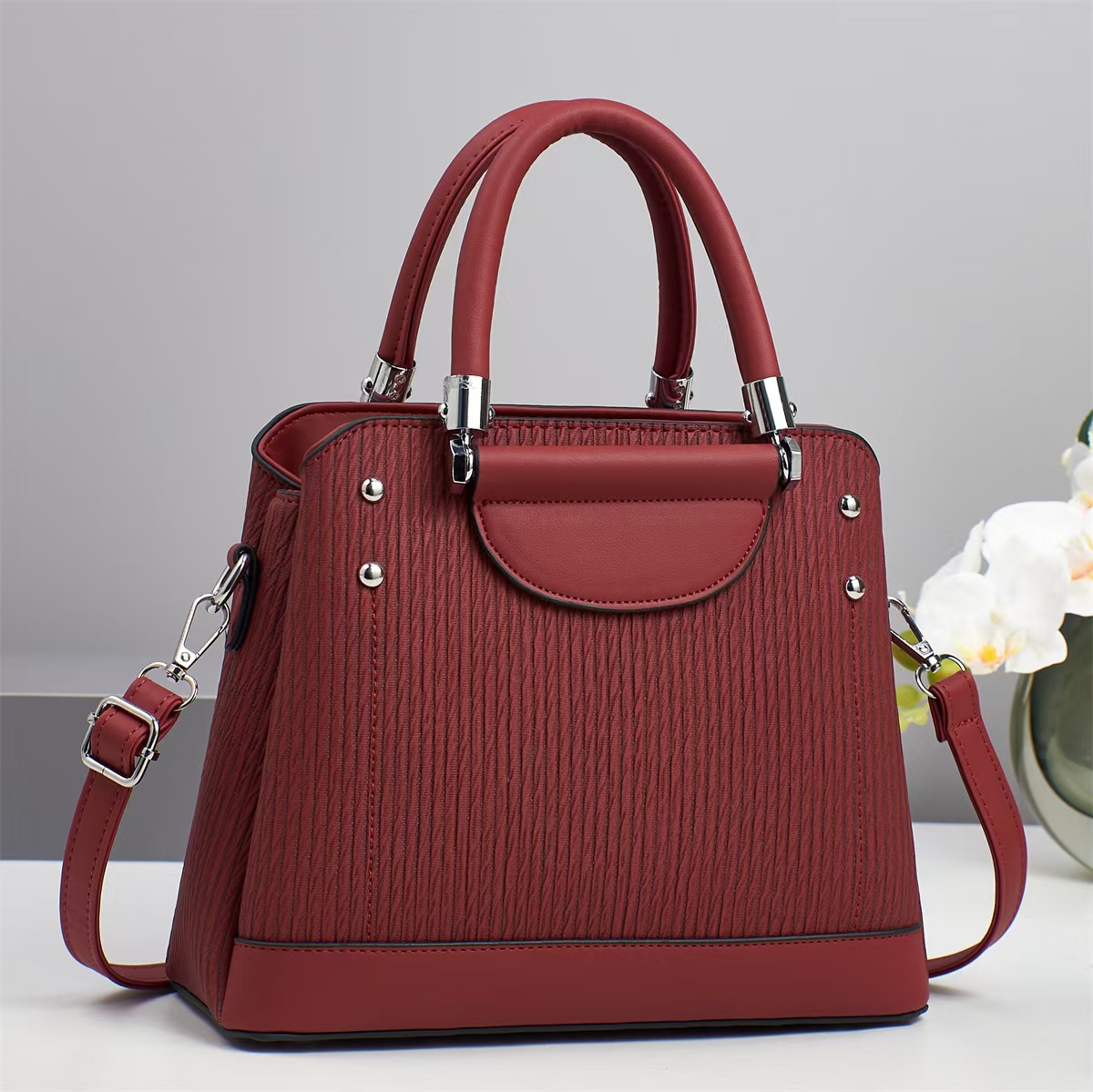 A large-capacity simple solid-color women's handbag for summer 2025, a simple and trendy handbag, a simple and everyday crossbody bag details Picture