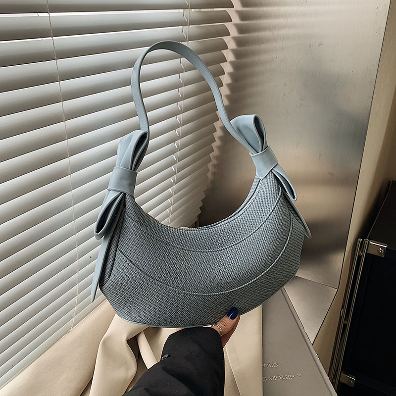 This year, the bow-shaped small bag for women in 2025 is in vogue. It's a trendy, simple underarm bag and a versatile single-shoulder bag details Picture