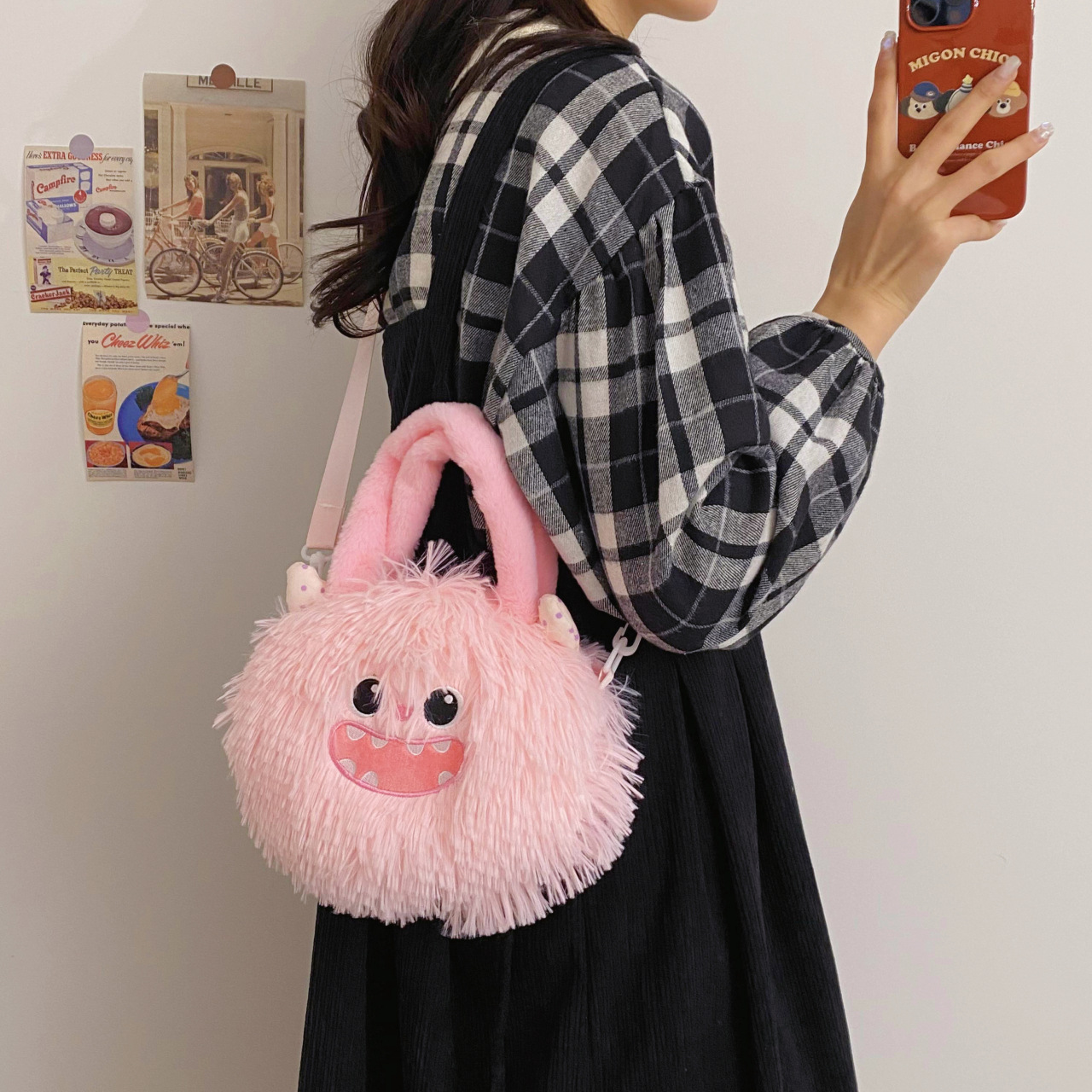 2023 new style plush toy bag, cartoon single-shoulder hand-carry crossbody bag, claw doll bag, cartoon pendant bag Application Scenario