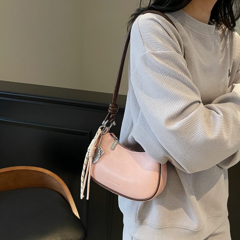 The 2025 new trendy and fashionable underarm bag for women, a casual and versatile commuting single-shoulder bag, simple yet stylish and light luxury crossbody bag Specification drawing