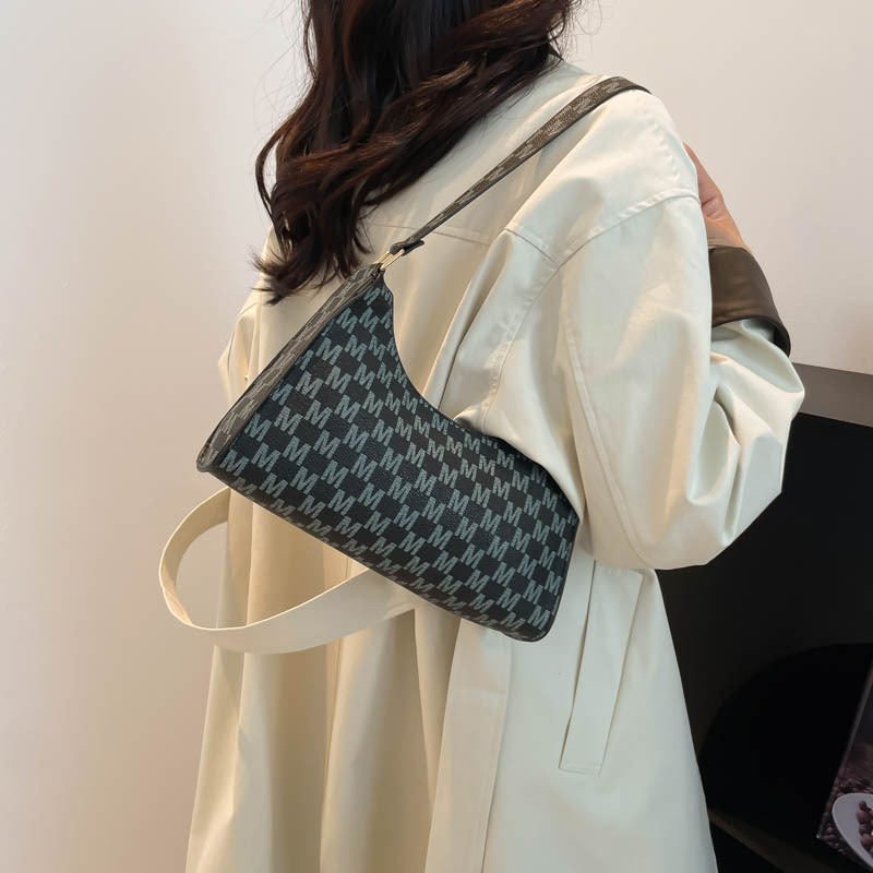 The new trendy and simple women's bag with contrasting colors will be launched in the autumn of 2024. It's a Korean-style fashionable and stylish single-shoulder hand-carry underarm bag details Picture