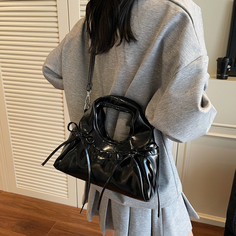 The Korean Instagram niche design pleated bow handbag is a super popular and fashionable single-shoulder crossbody bag for women in 2025 Specification drawing