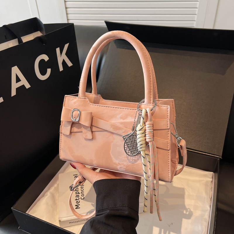 This high-end, versatile and niche design bag is a new fashion crossbody bag for women in 2025 and a small square handbag for women to carry to work full figure