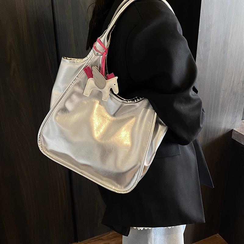 The 2025 new candy-colored large-capacity tote bag for women, with a high-end texture and a solid color, stylish commuting single-shoulder bag Application Scenario
